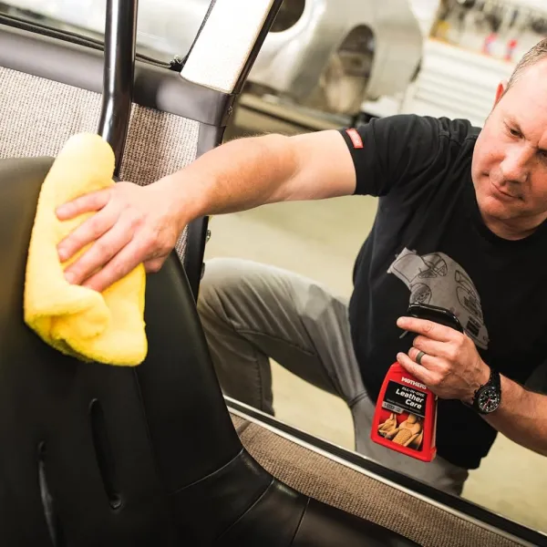 Mothers All-In-One – Solutie pentru curatare si intretinere piele auto, 355 ml